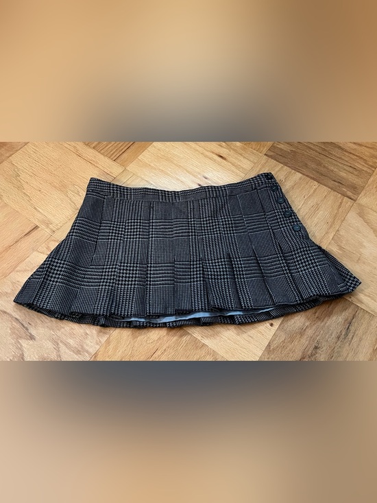 Divided Dresses & Skirts - H&M Divided Black/Gray Houndstooth Pleated Miniskirt Size 8